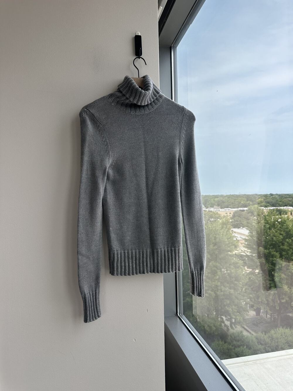 Theory Grey 100% Wool Turtleneck Sweater Minimalist Aesthetic Sz M